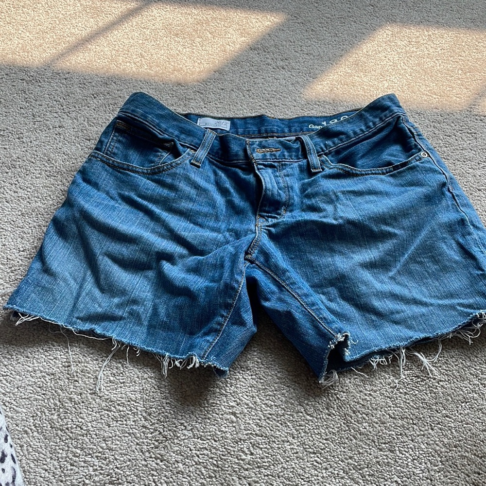 Gap factory 1969 boyfriend denim short. Size 2